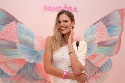 Eva Bargiela luciendo sus pulseras favoritas y el hit de la temporada, el O carrier