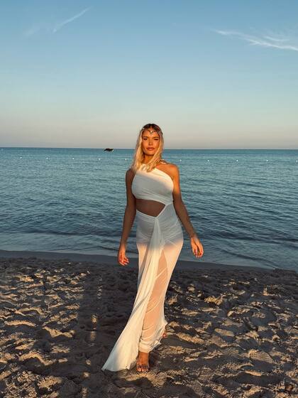 Eva Bargiela mostró su panza de embarazada durante sus días en Cerdeña