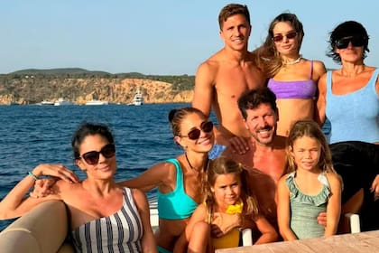 Eva Bargiela y Gianluca Simeone se mostraron en Ibiza con el Cholo, Carla Pereyra y el resto de la familia del futbolista (Captura: Instagram)