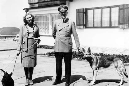 Eva Braun y Adolf Hitler, acompañados de sus mascotas.