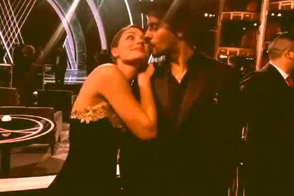 Eva de Dominici junto a su pareja, Eduardo Cruz, tras la ceremonia de los premios