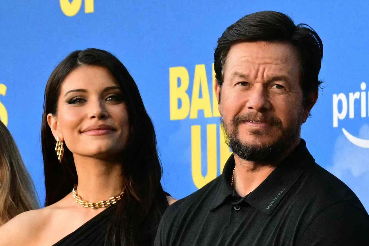Eva De Dominici junto a Mark Wahlberg, en la alfombra roja del film Bolas arriba en Los Ángeles