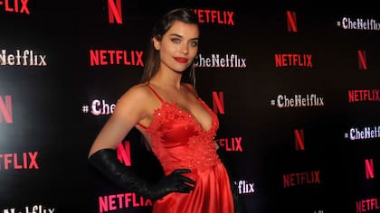 Eva De Dominici le dio glamour al evento CheNetflix