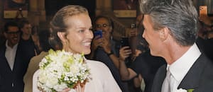 Supermodelo de los 90 se casó acompañada de sus tres hijos tras 25 años en pareja