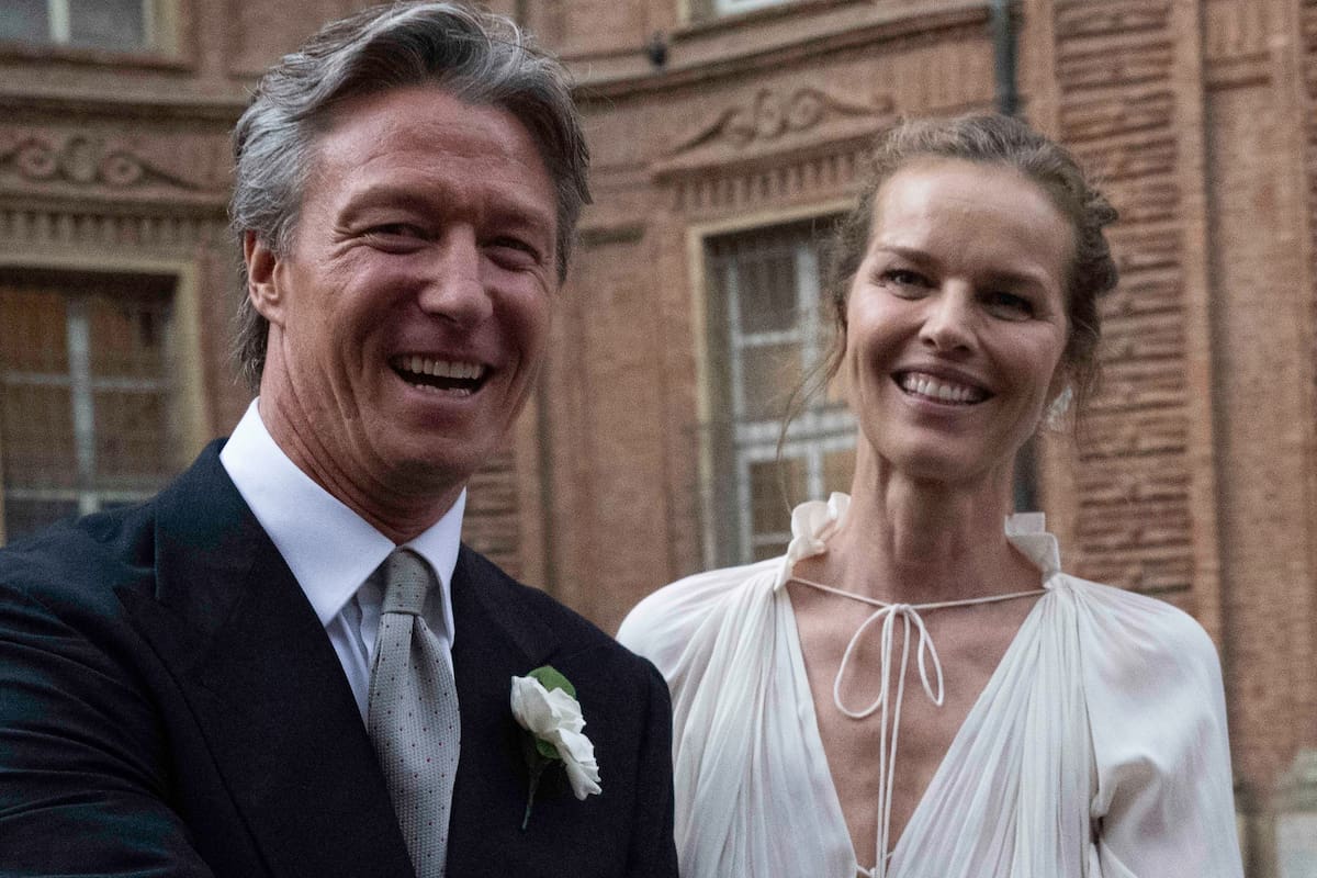 Eva Herzigova junto a su flamante esposo, con quien está en pareja desde hace 25 años