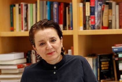 Eva Illouz es profesora universitaria, autora de varios libros y ha sido premiada por sus aportes a la investigación de la sociología cultural, de las emociones y del capitalismo. También ha estudiado el efecto del consumismo y de los medios de comunicación en los patrones emocionales.