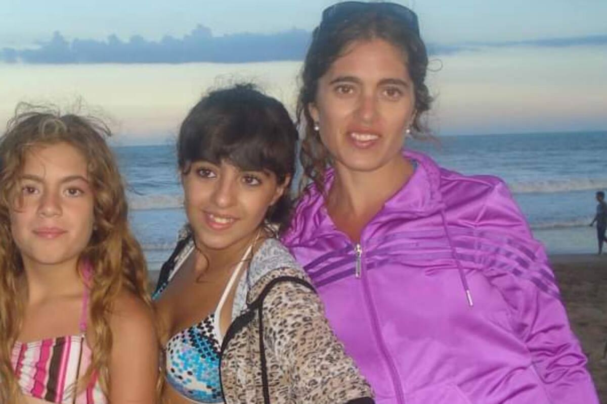 Eva, junto a sus dos hijas.