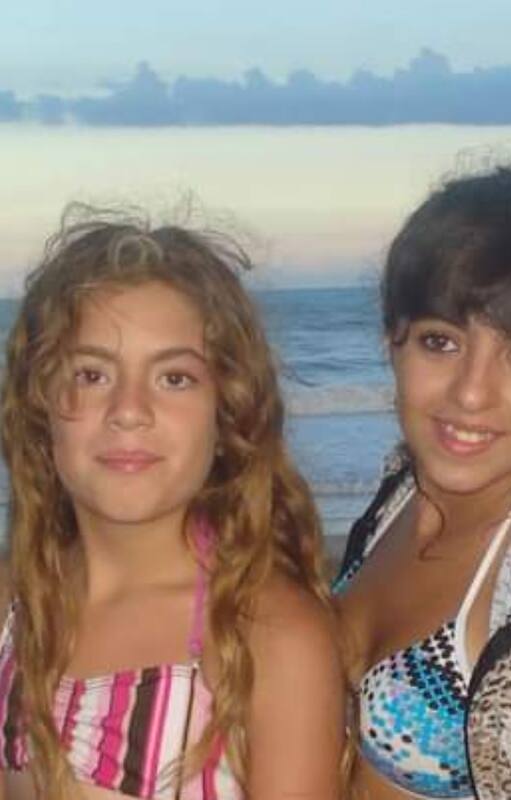 Eva, junto a sus dos hijas.