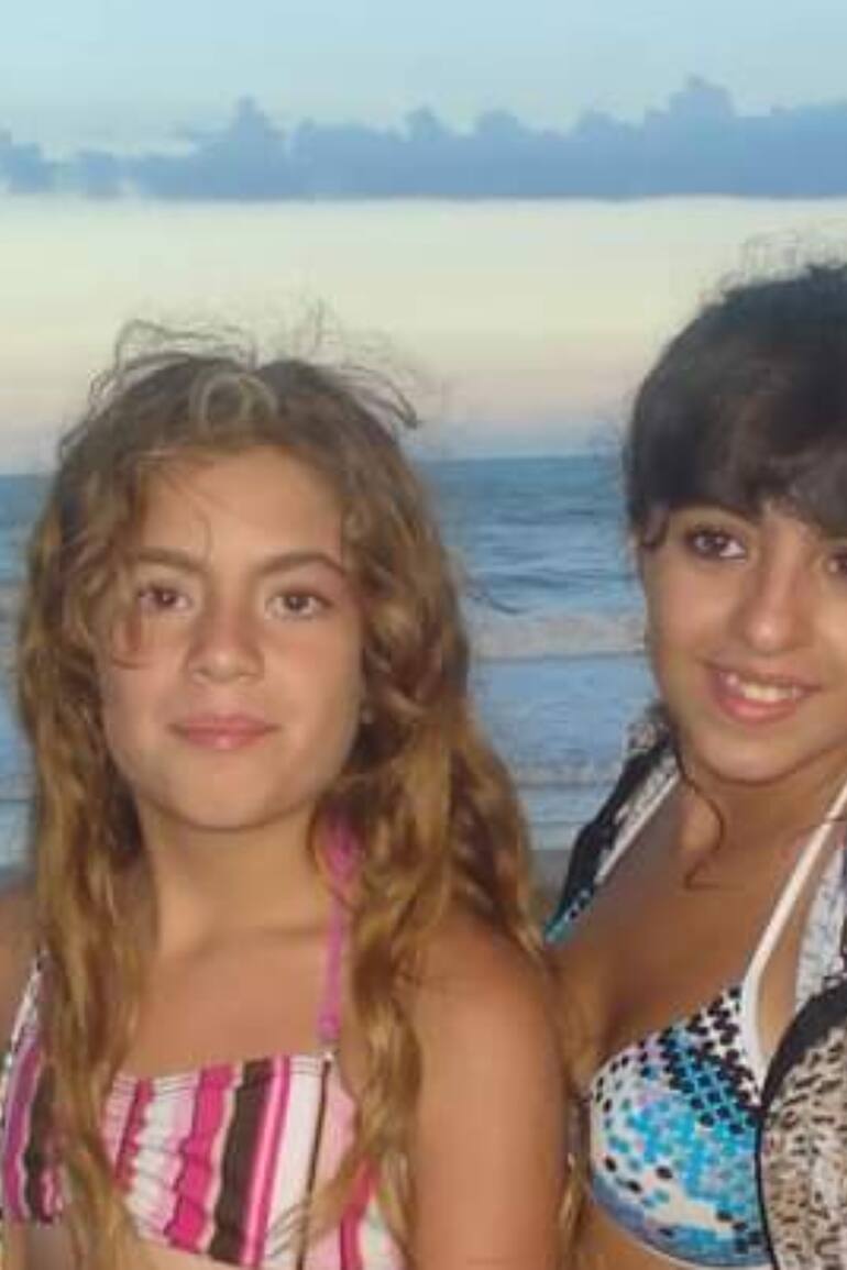 Eva, junto a sus dos hijas.