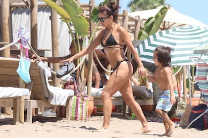 Eva Longoria está disfrutando de sus vacaciones de verano en Marbella junto a su pequeño hijo Santiago y su marido, Pepe Baston