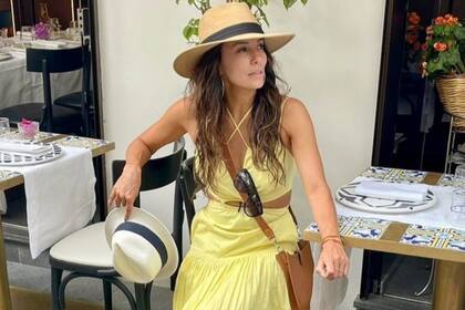 Eva Longoria lució otro vestido amarillo durante su paseo por Europa