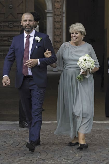 Eva, madre de la novia, salió de la iglesia acompañada por un familiar de la pareja