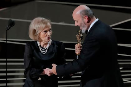 Eva Marie Saint le hace entrega del Oscar a mejor vestuario a Mark Briges, por El hilo fantasma, en 2018
