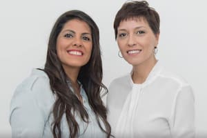 Eva Mieri junto a Mayra Mendoza en una foto de afiche de campaña.