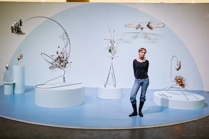 Eva Moro Cafiero con su obra "Mareo de Gemas, miedos de crepúsculo", en el Espacio Andreani