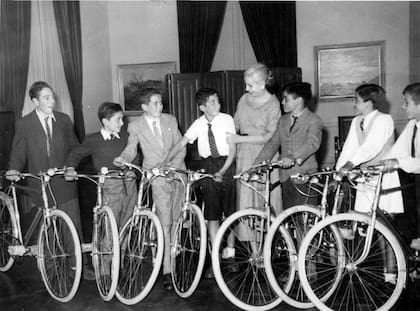 Eva obsequia bicicleta en uno de los salones de la Quinta Unzué. 17/11/1948.