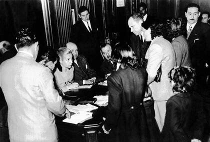 Eva Perón, en una de las fotos históricas durante las largas jornadas de trabajo en la Legislatura