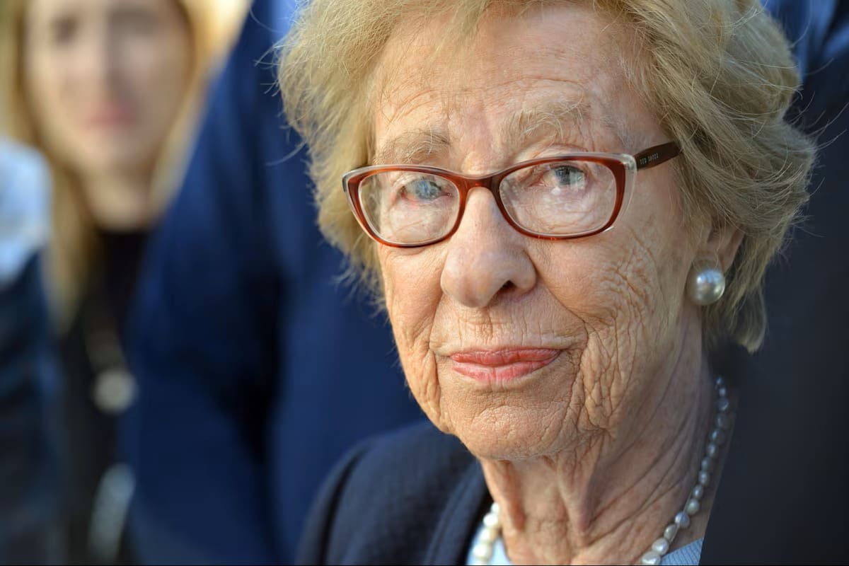 Eva Schloss en 2019 tras reunirse con estudiantes del instituto Newport Harbor, en California, Estados Unidos.
(Getty Images)