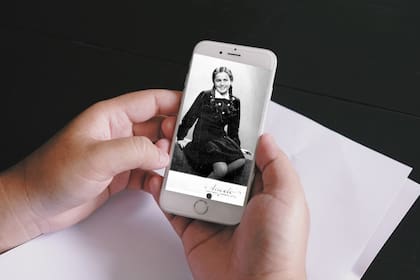 Eva Stories empapela las calles de Tel Aviv y promete narrar la Shoa como nunca antes se hizo