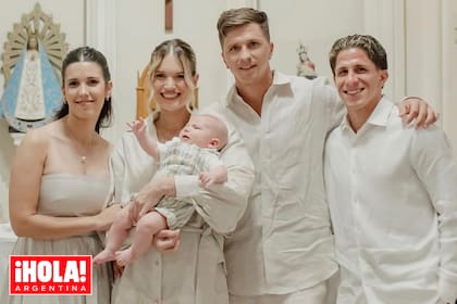 Eva y Gianluca junto a su hijo y los padrinos, Mavi Bargiela y Giuliano Simeone