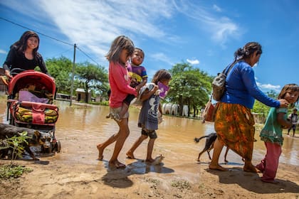 Evacuación de las personas afectadas por la crecida e inundación del Rio Pilcomayo en Santa Victoria Este