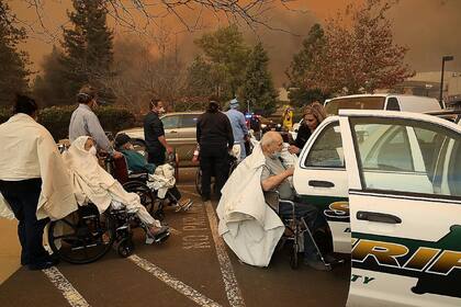 Evacuación de pacientes en un hospital en la zona de Paradise, en California.