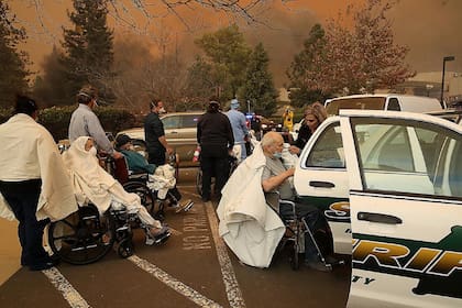 Evacuación de pacientes en un hospital en la zona de Paradise, en California.