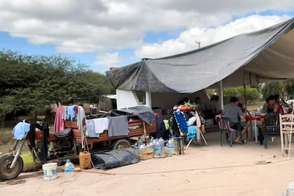 Evacuados de La Madrid, en carpas improvisadas a la vera de la ruta 157