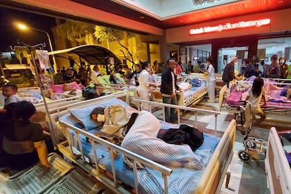 Evacúan a enfermos de un hospital tras un terremoto en Karangasem, Bali, Indonesia, martes 13 de diciembre de 2022. El temblor, de fuerza moderada, y varias réplicas que sacudieron la isla causaron pánico, pero no se informó de inmediato de víctimas ni daños. (AP Foto)