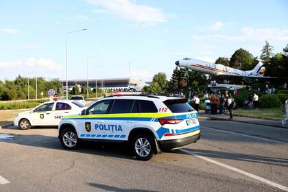 Evacúan a pasajeros del aeropuerto de Chisináu, Moldavia, viernes 30 de junio de 2023, tras un tiroteo con dos víctimas fatales. (AP Foto/Cristian Straista)