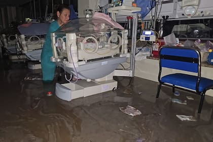 Evacúan el área de neonatología del hospital Penna de Bahía Blanca por la fuerte tormenta