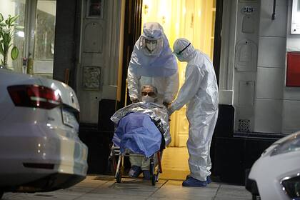 Evacúan un geriátrico en Recoleta con al menos 25 casos de Covid-19