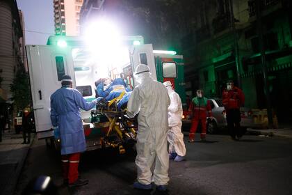 Evacúan un geriátrico en Recoleta con 37 casos de Covid-19