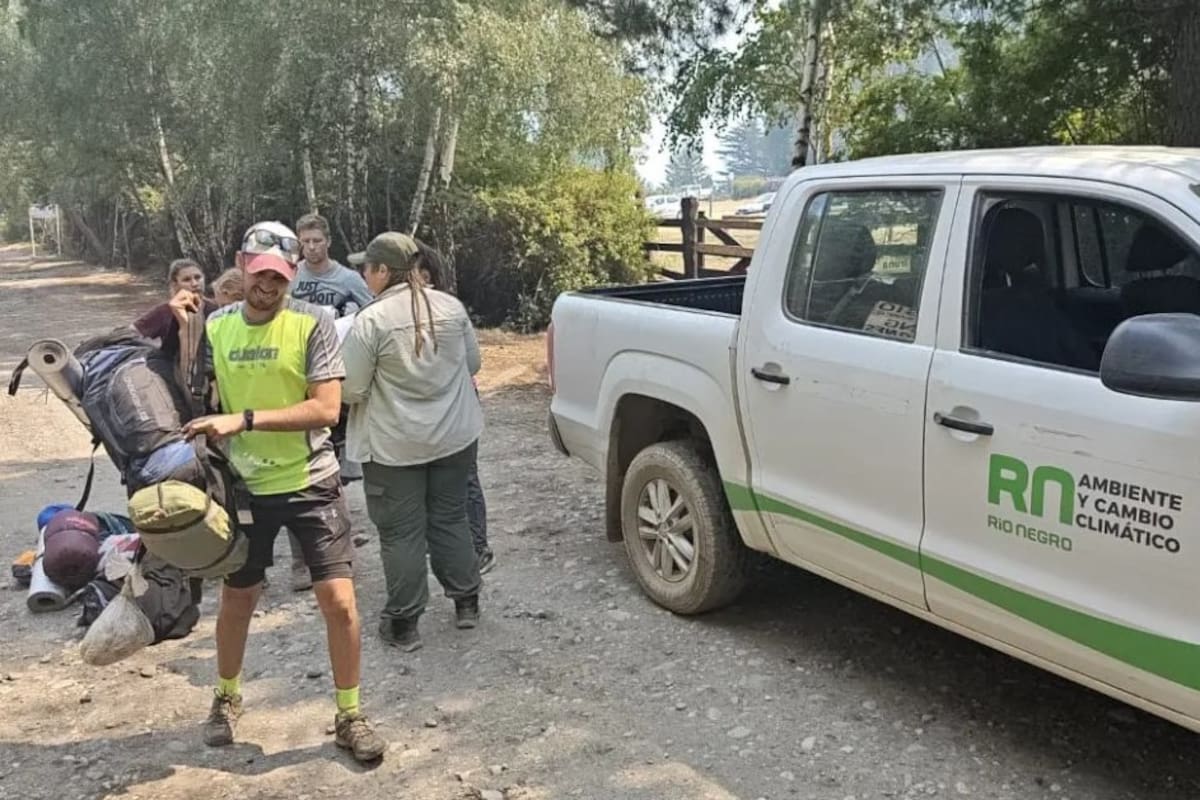 Evacuaron a turistas de los distintos refugios rionegrinos por los incendios cerca de Mallín Ahogado