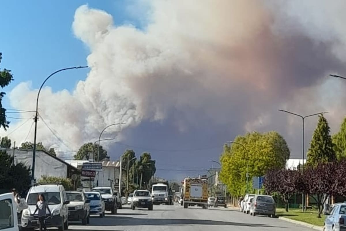 Evacuaron decenas de turistas en El Bolsón por un incendio forestal