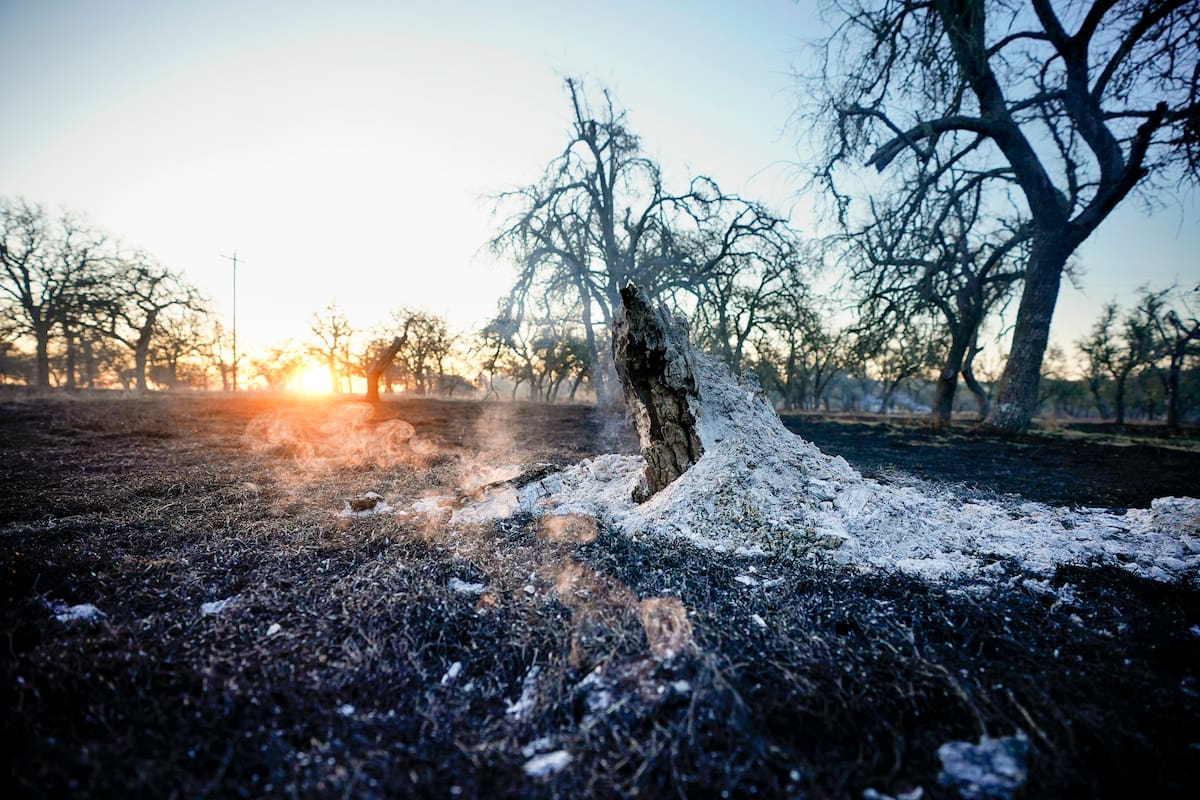 Evalúan daños causados por los incendios que dejaron cientos de casas destruidas en Oklahoma