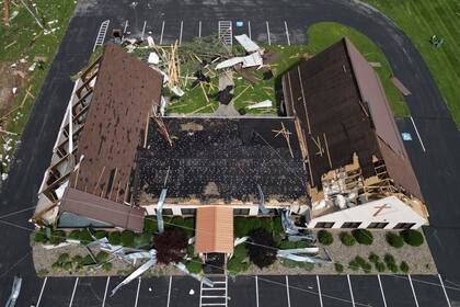 Evalúan daños tras paso de tornados en Kansas y Texas