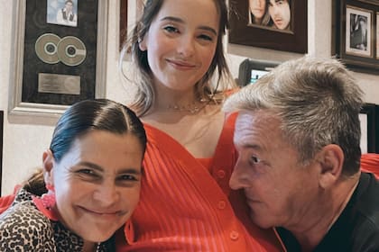 Evaluna Montaner posa junto a sus padres Marlene Rodríguez y Ricardo Montaner
