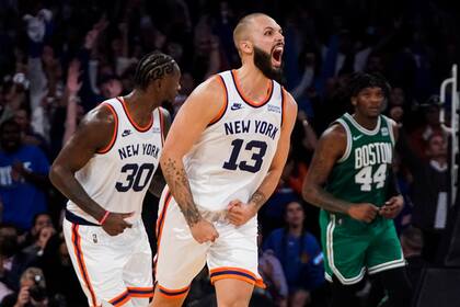 Evan Fournier, de los Knicks de Nueva York, festeja luego de atinar un triple en el encuentro ante los Celtics de Boston, el miércoles 20 de octubre de 2021 (AP Foto/Frank Franklin II)