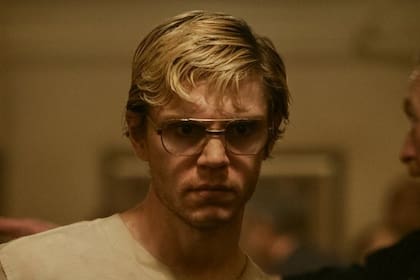 Evan Peters como Jeffrey Dahmer