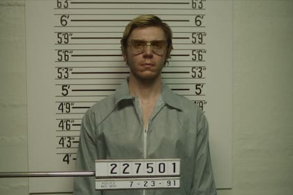 Evan Peters se puso en la piel de Jeffrey Dahmer, quien  asesinó a 17 hombres y adolescentes, todos ellos negros, asiáticos o latinos, con los que inició un vínculo sexual