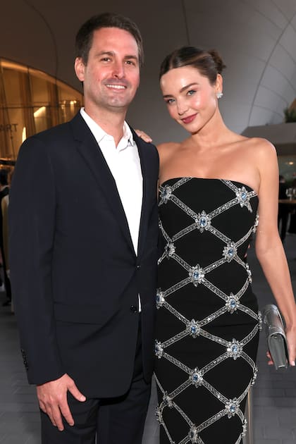 Evan Spiegel y Miranda Kerr, quien lució un strapless de Rebecca Vallance en negro con detalles en plata y piedras