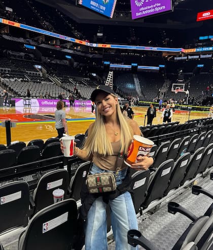 Evangelina Anderson disfrutó de un partido de NBA