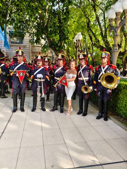 Evangelina Anderson, junto a parte de la banda de la Infantería, que estuvo en la fiesta del Nacional, con artistas presentes
