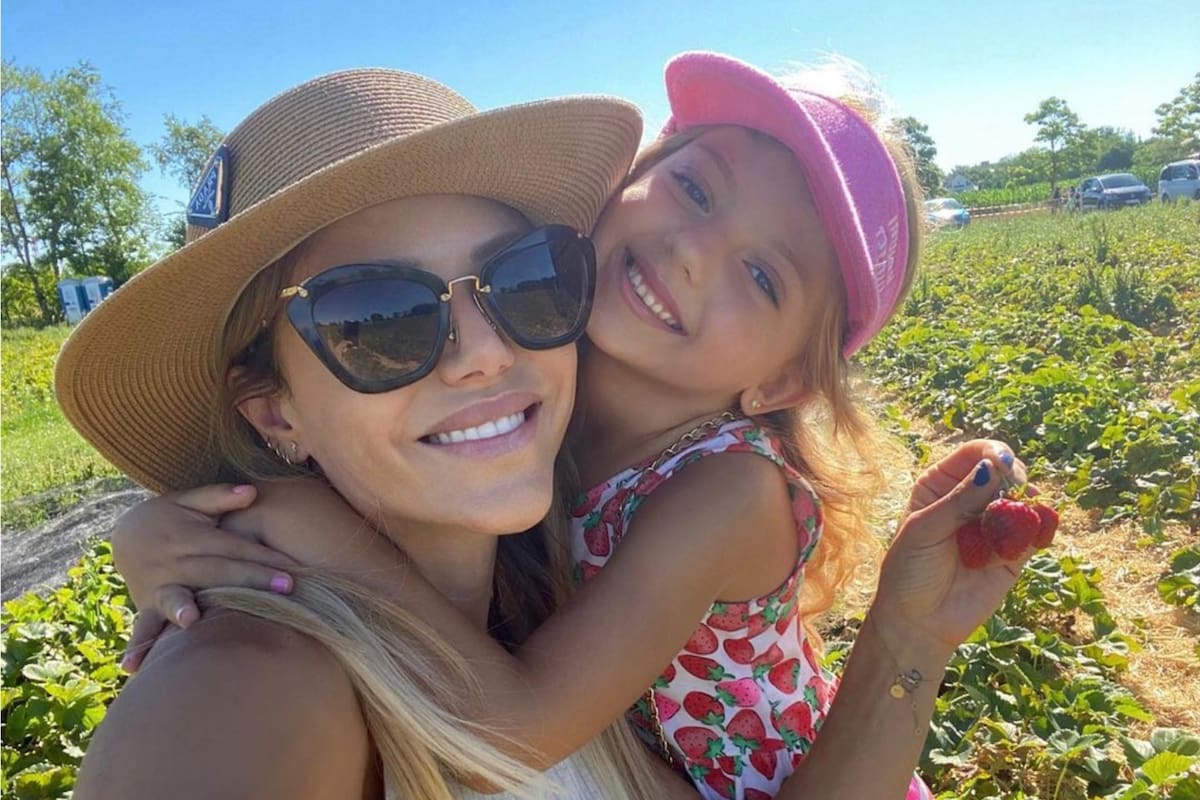 Evangelina Anderson junto a su hija menor, Emma