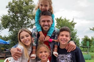 Evangelina Anderson junto a su marido Martín Demichelis y sus tres hijos: Bastián, Lola y Emma (Crédito: Instagram/@EvangelinaAnderson)