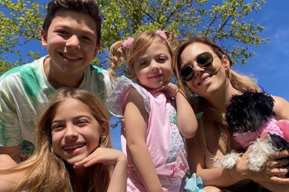 Evangelina Anderson junto a sus hijos