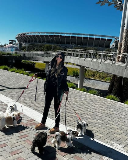 Evangelina Anderson sacó a pasear a sus perros por el Monumental (Captura: Instagram @evangelinaanderson)