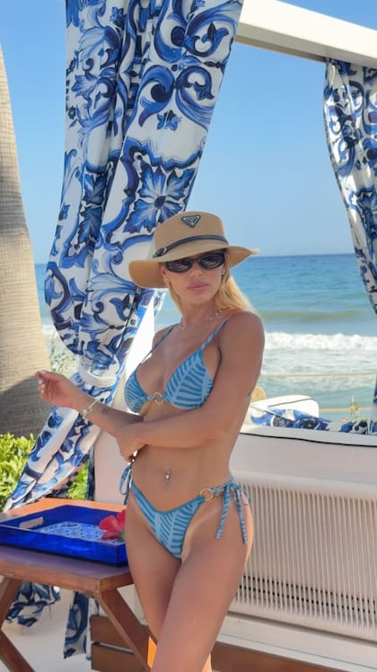 Evangelina Anderson se lució en Marbella con un traje de baño color celeste y causó sensación (Foto: Instagram @evangelinaanderson)