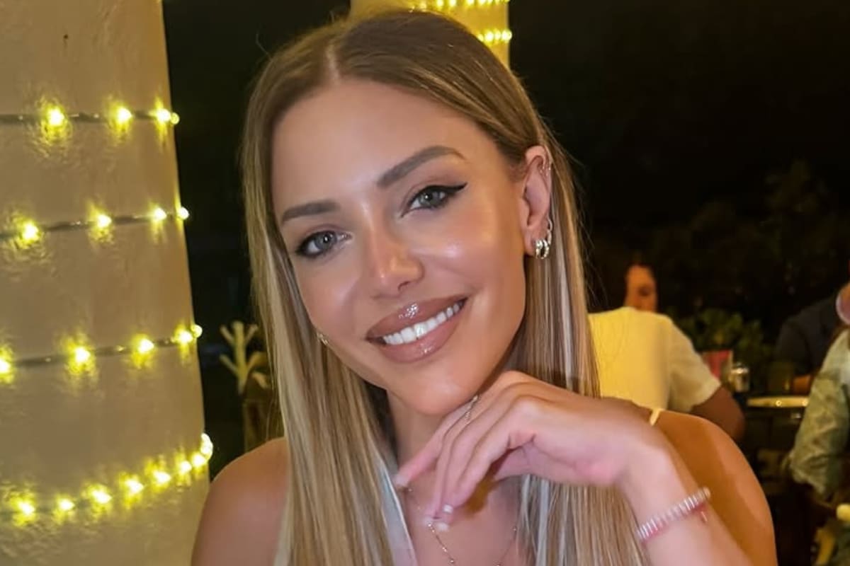 Evangelina Anderson sorprendió a sus seguidores al salir a comer pizza vestida de blanco y a bordo de una bicicleta (Foto: Instagram @evangelinaanderson)